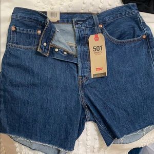 Levi’s 501 mid thigh cut off shorts